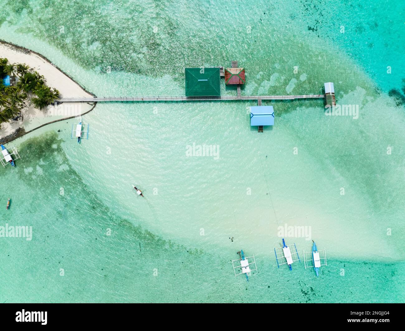 Isola tropicale su un atollo con una bella spiaggia. Onok Island, Balabac, Filippine. Foto Stock