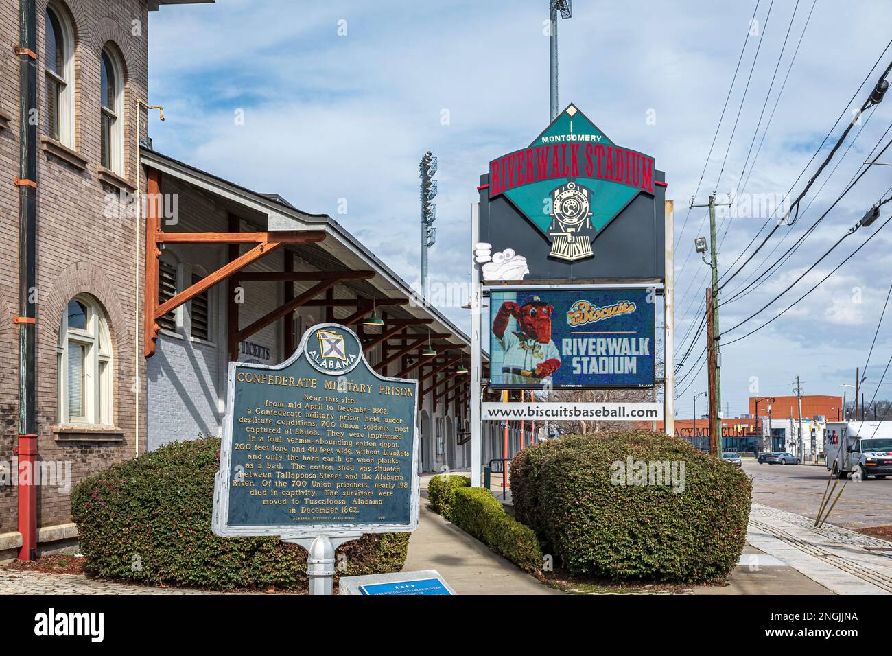 Montgomery, Alabama, USA-7 febbraio 2023: Indicazioni trovate all'ingresso del Riverwalk Stadium nel centro storico di Montgomery. Foto Stock