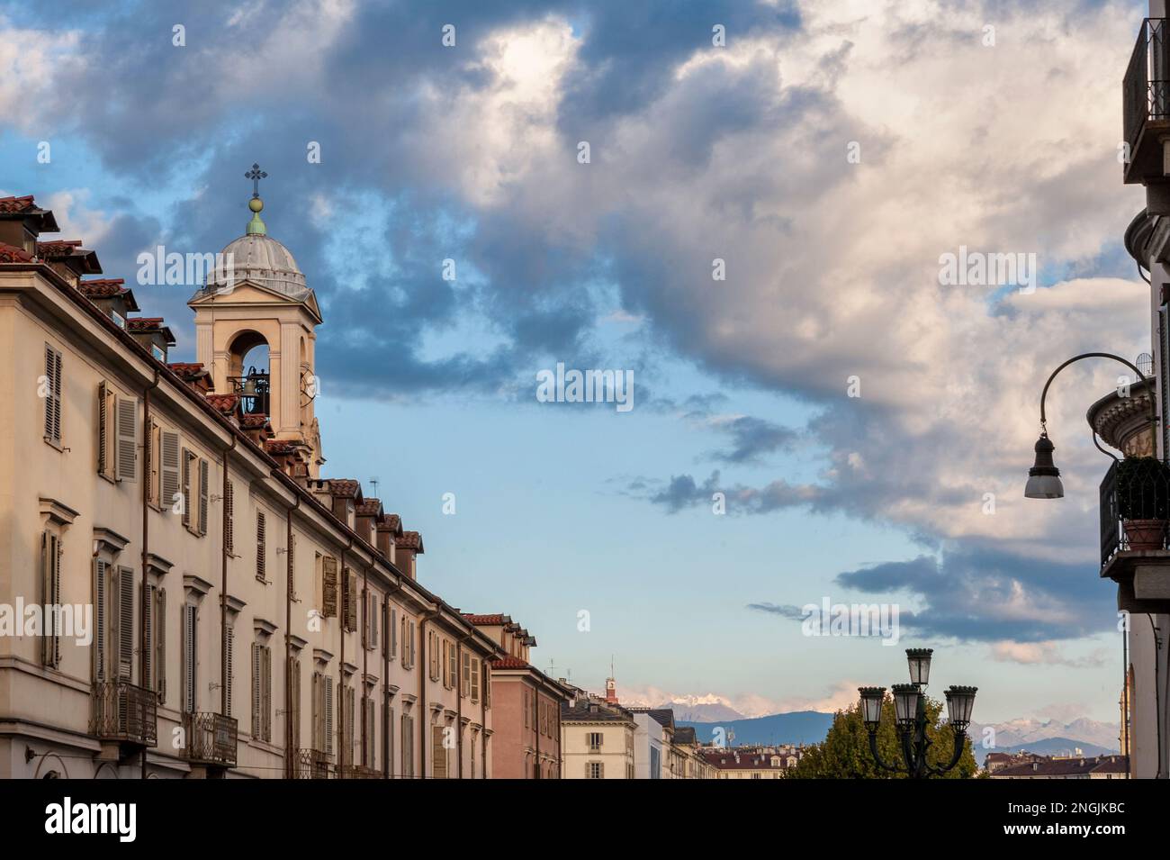 Italia, Torino. Panorama urbano da piazza Gran Madre di Dio, campanile con orologio. Monte dei Cappuccini Foto Stock
