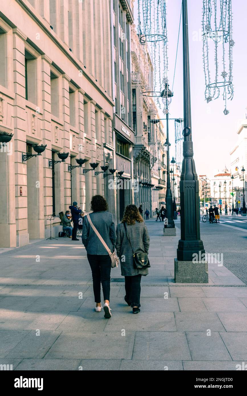 Madrid, Spagna - 11 ottobre 2020: Le persone che camminano in Via Alcala e Galeria Canalejas è la nuova icona internazionale dello shopping di lusso e della gastronomo Foto Stock