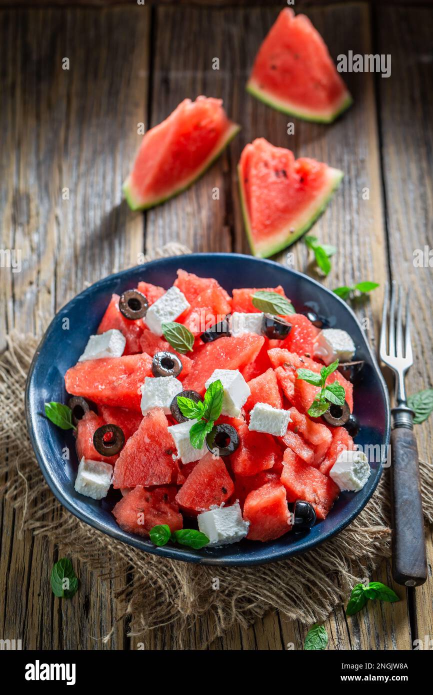 Insalata di cocomero deliziosa e sana, preparata con ingredienti freschi e sani. Insalata estiva di anguria con noci e frutti di bosco. Foto Stock