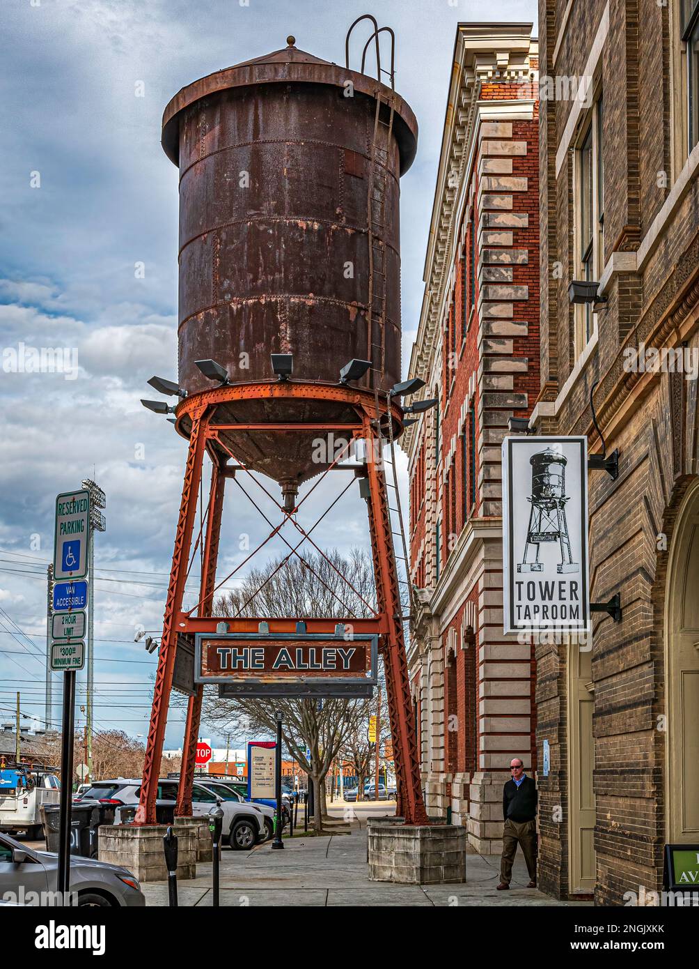 Montgomery, Alabama, USA-7 febbraio 2023: La torre d'acqua che si trova in una delle entrate del Alley Entertainment District nel centro di Montgomery ne Foto Stock
