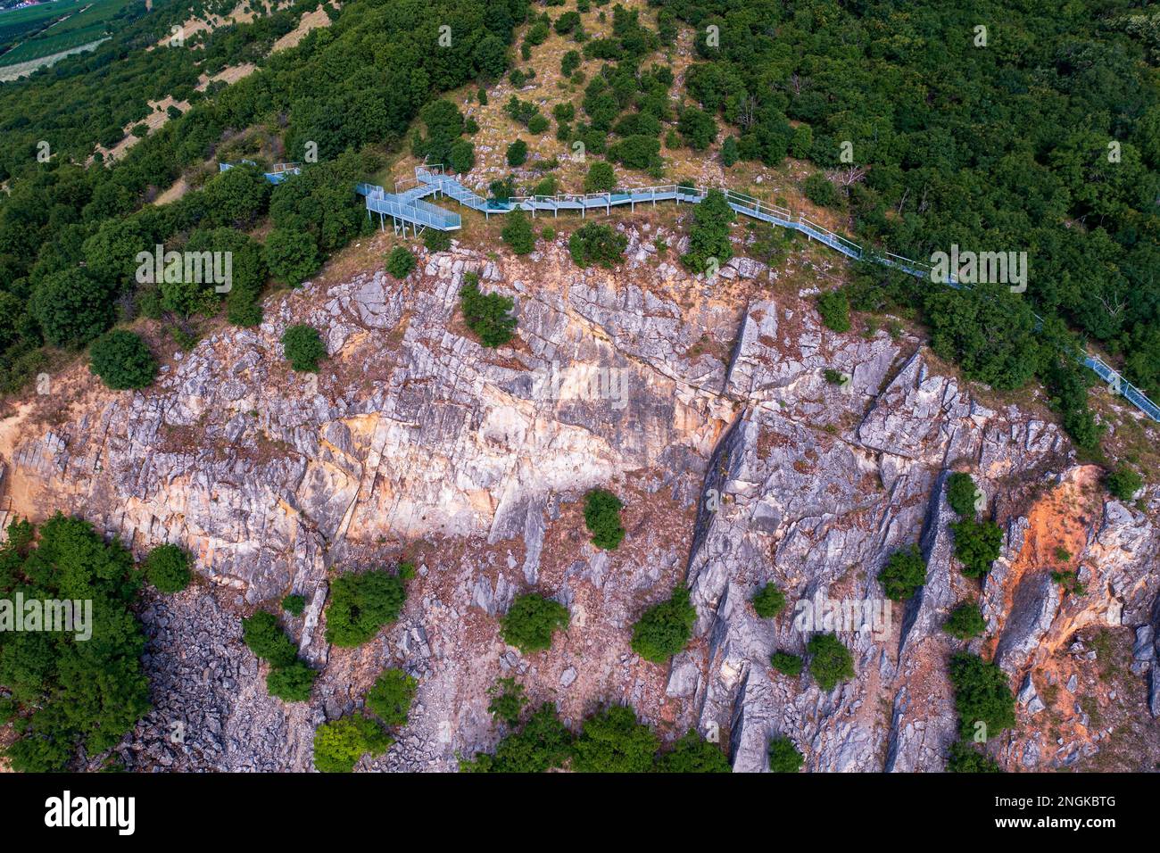 Incredibile parco geologico con scogliere e torre panoramica in vista aerea. Questo è in Baranya contare sud Ungheria. Era una miniera di pietra in passato Foto Stock