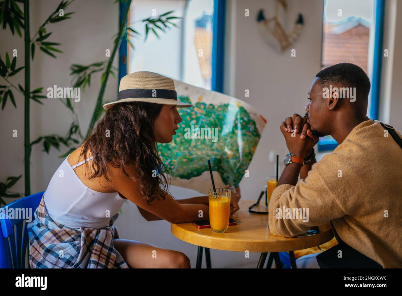 Due bei turisti multirazziali stanno parlando della prossima destinazione da visitare Foto Stock