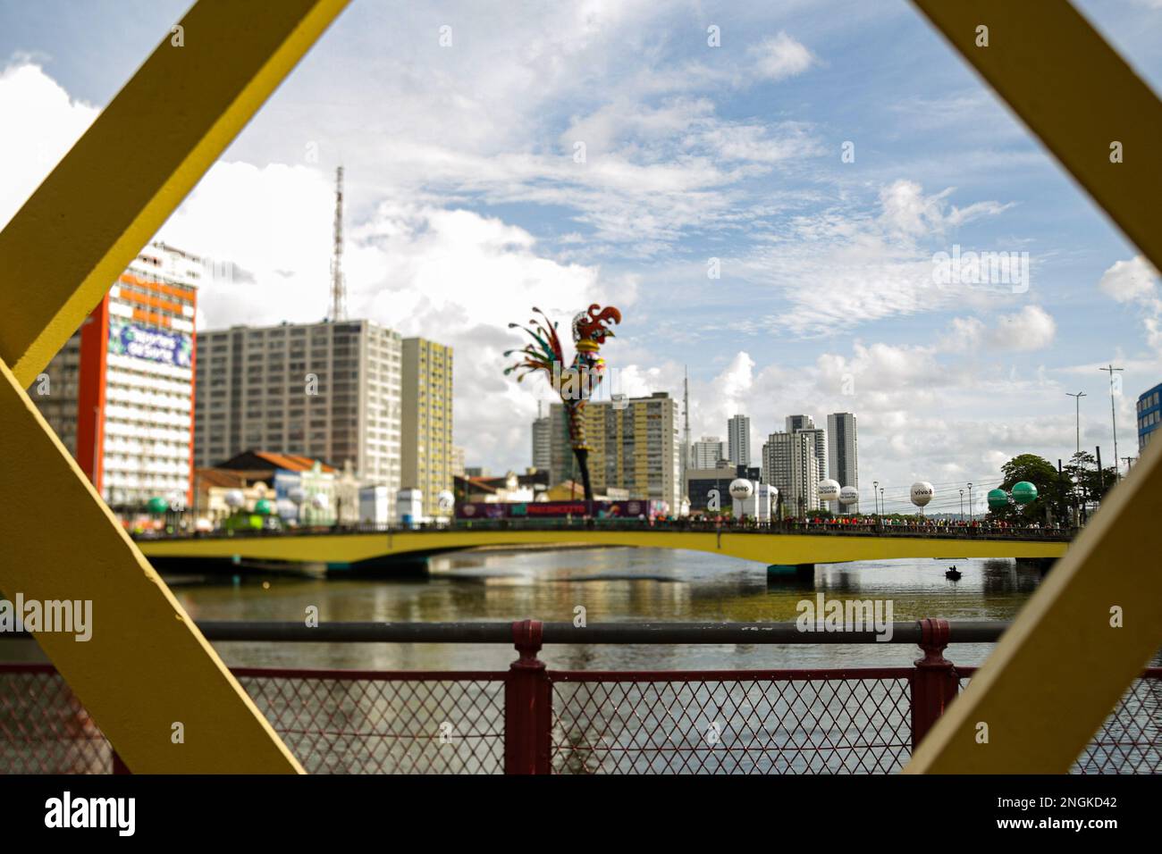 Recife, Brasile. 18th Feb, 2023. PE - Recife - 02/18/2023 - CARNIVAL RECIFE 2023, GALO da MADRUGADA - Un gallo gigante si vede sopra il ponte Duarte Coelho nel centro di Recife. Foto: Rafael Vieira/AGIF/Sipa USA Credit: Sipa USA/Alamy Live News Foto Stock