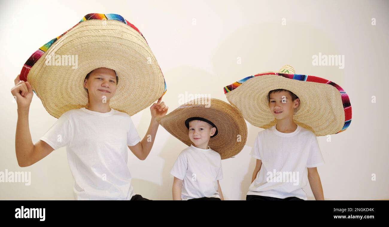 tre ragazzi in cappelli di sambrero Foto Stock