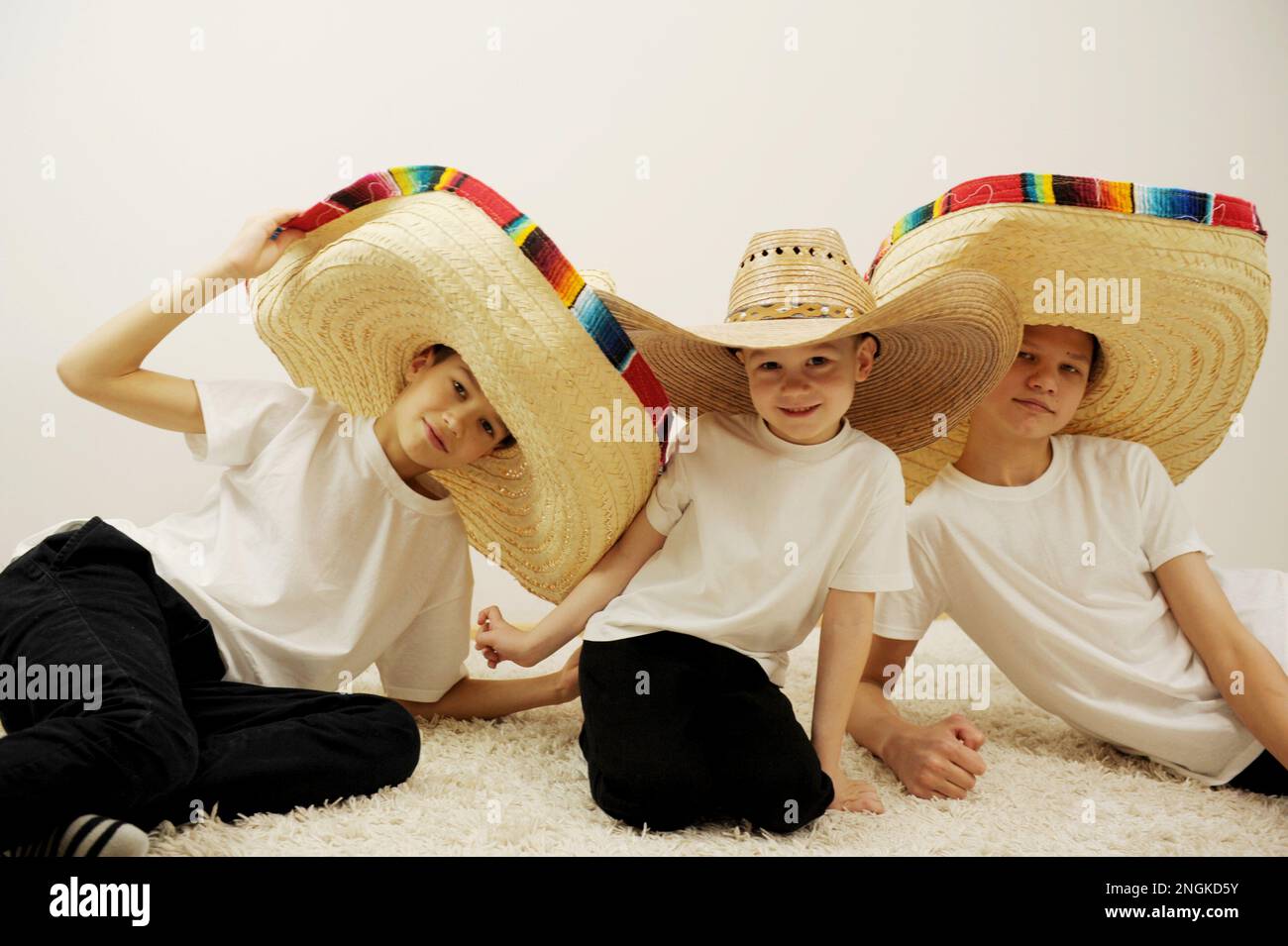 tre ragazzi in cappelli di sambrero Foto Stock