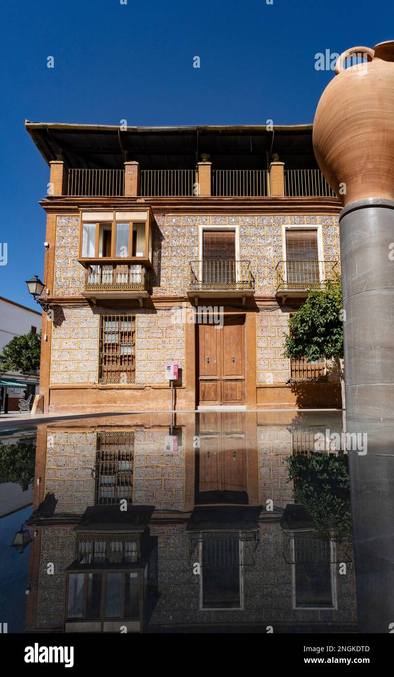 Un esempio di costruzione di casa modernista del 20th ° secolo si riflette in una piccola piscina, a Cuevas Bajas, nella provincia di Málaga, Andalusia, Spagna Foto Stock