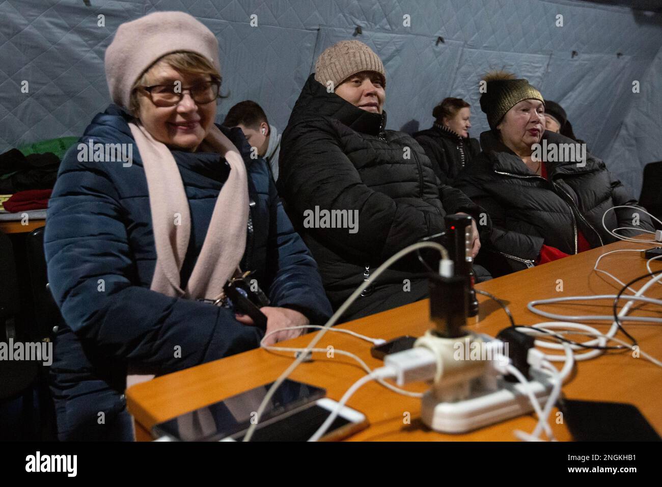 Kiev, Ucraina. 17th Dec, 2022. Le persone caricano i loro dispositivi da un generatore di energia elettrica in un punto di riscaldamento, organizzato dal servizio di emergenza statale, durante un'interruzione di corrente a Kiev. La Russia continua ad attaccare l'infrastruttura critica dell'Ucraina per lasciare gli ucraini senza elettricità e riscaldamento durante i freddi mesi invernali (Credit Image: © Oleksii Chumachenko/SOPA Images via ZUMA Press Wire) SOLO USO EDITORIALE! Non per USO commerciale! Foto Stock