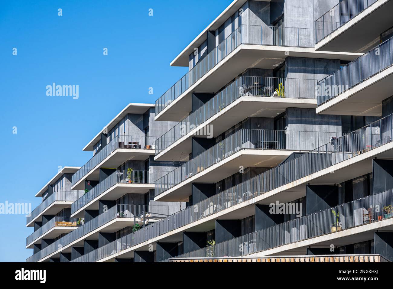 Grande edificio grigio di appartamenti visto a Barcellona, Spagna Foto Stock
