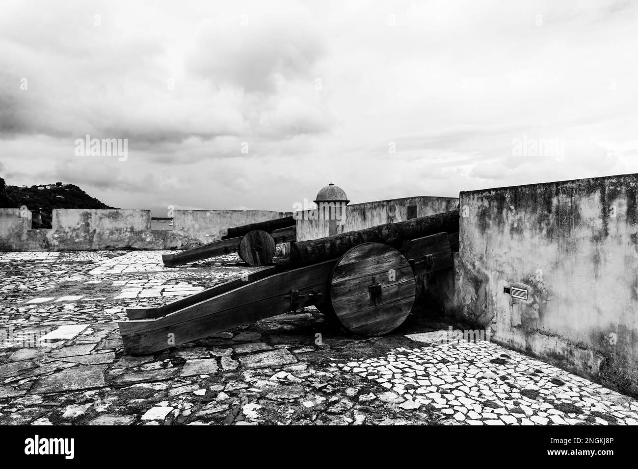 Cairu, Bahia, Brasile - 19 gennaio 2023: Vista interna dei cannoni del forte di Morro de Sao Paulo, nella città di Cairu. Foto Stock Cairu, Bahia, Brasile - 19 gennaio 2023: Vista interna dei cannoni del forte di Morro de Sao Paulo, nella città di Cairu. Foto Stock