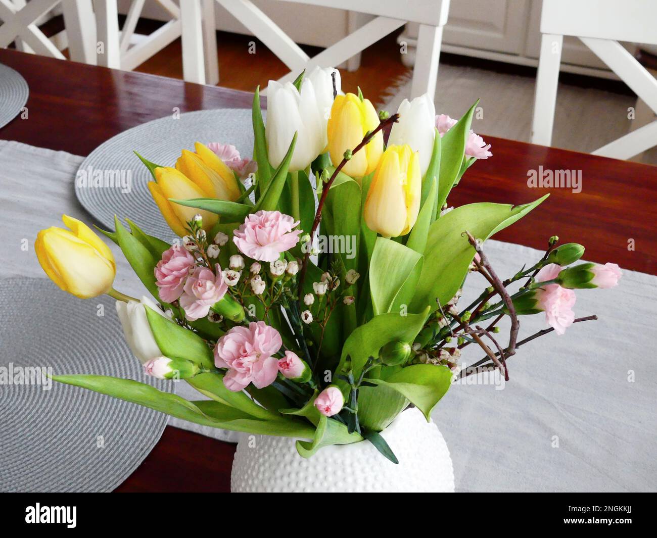 Bouquet di fiori con tulipani e garofani Foto Stock