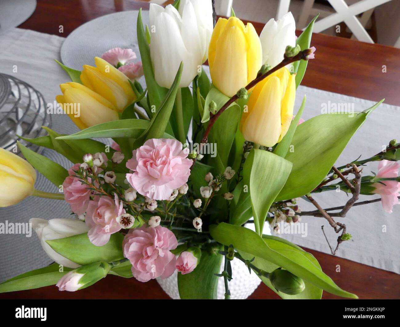 Bouquet di fiori con tulipani e garofani Foto Stock