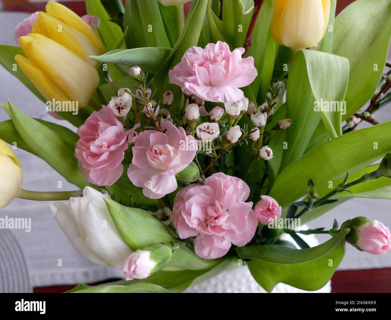 Bouquet di fiori con tulipani e garofani Foto Stock