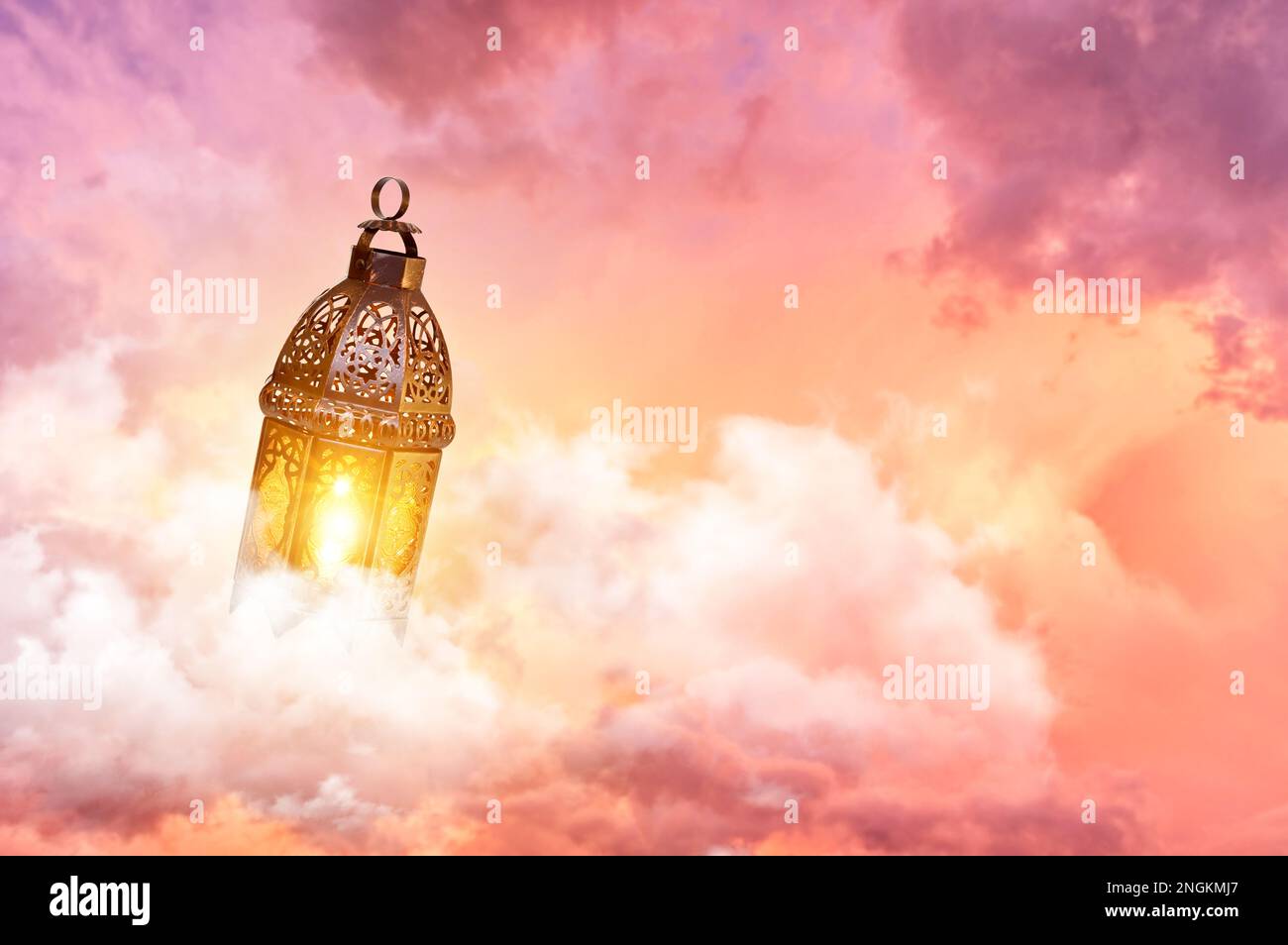 Lanterna araba ornamentale con candela incandescente. Biglietto di auguri festivo, invito per il mese santo musulmano Ramadan Kareem. Ramadan Kareem greetina Foto Stock