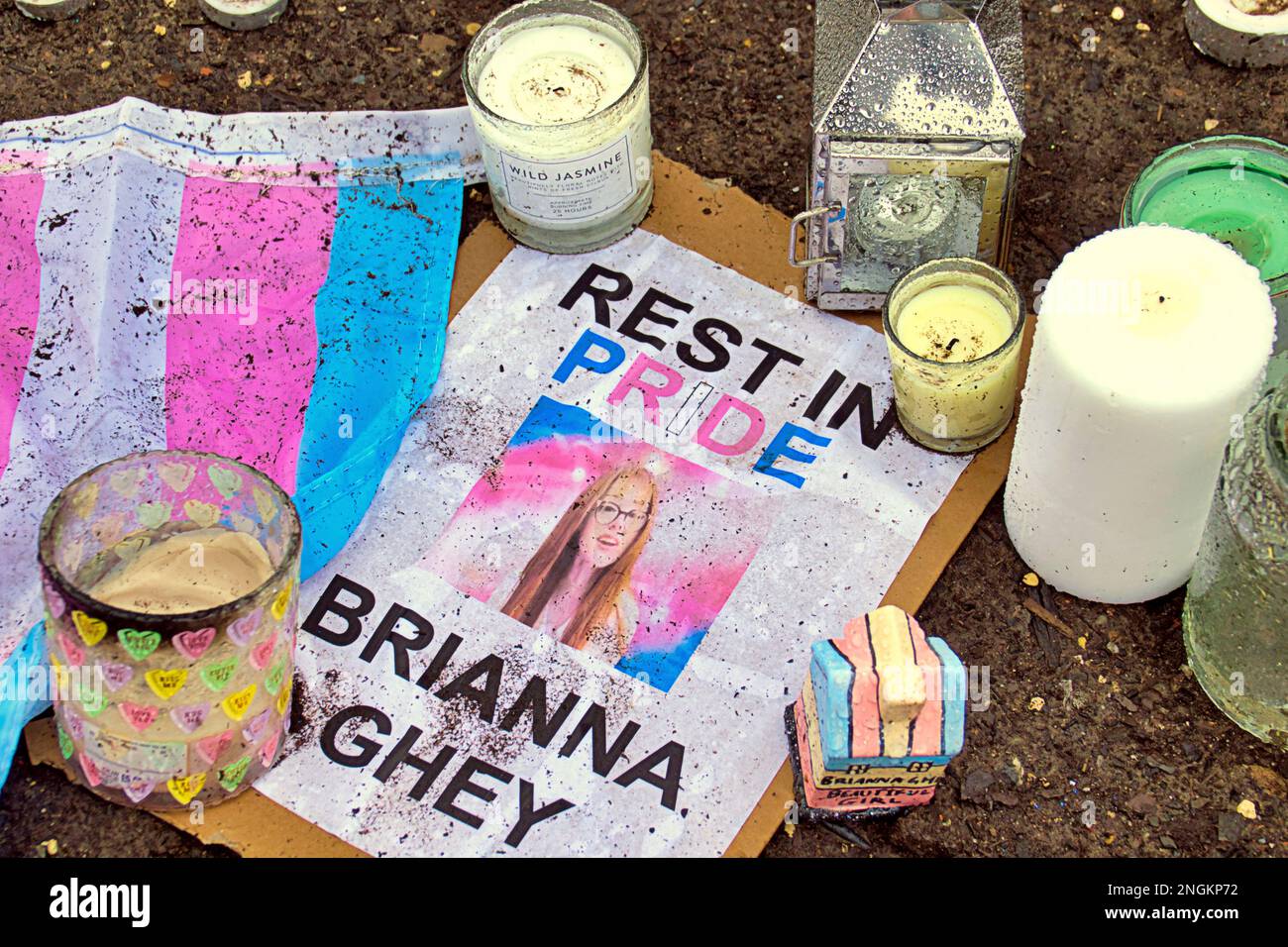 Glasgow, Scozia, Regno Unito 18th febbraio 2023. Brianna Ghey cambia e tributi in piazza george dopo la recente protesta lì. Credit Gerard Ferry/Alamy Live News Foto Stock