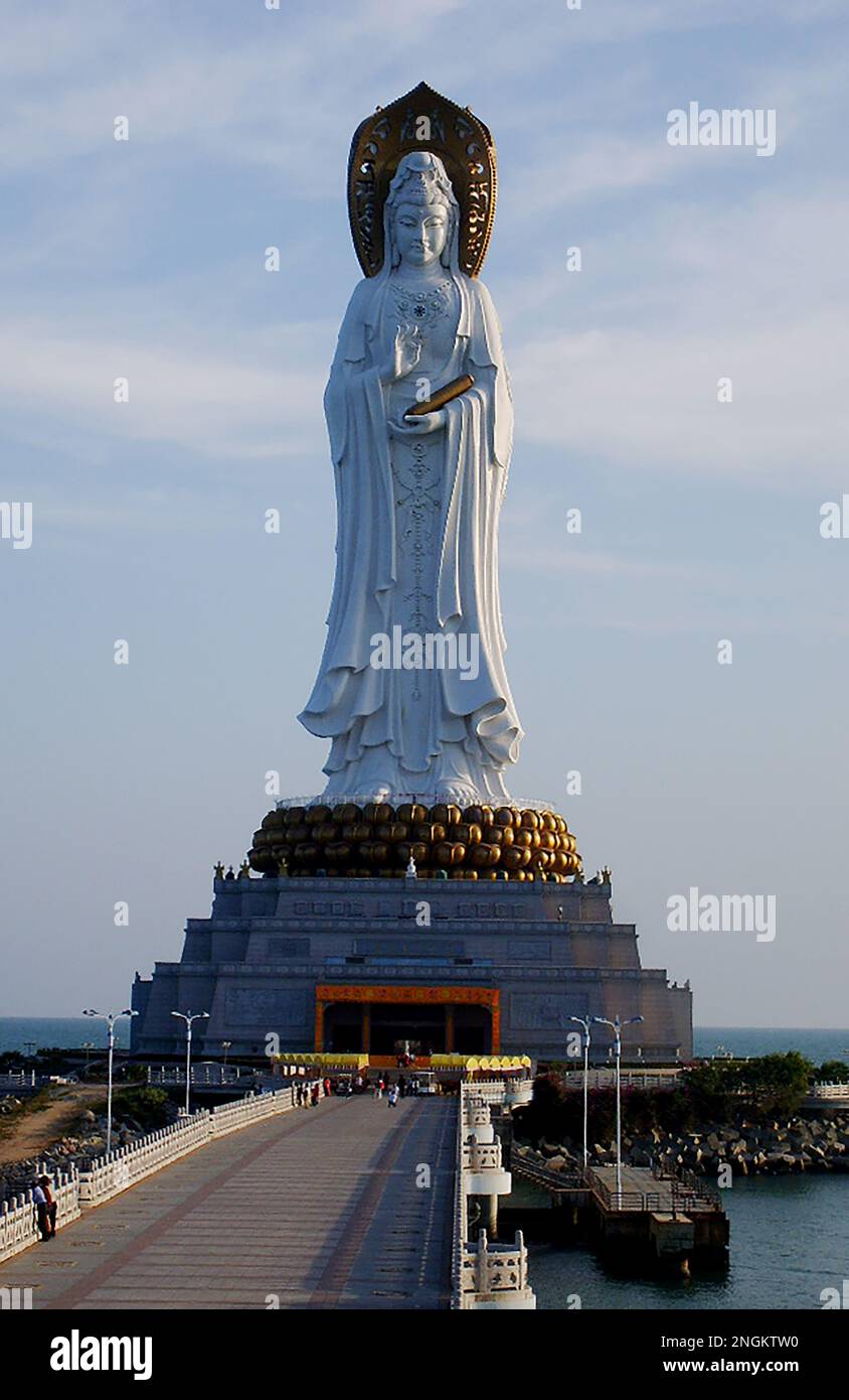 SANYA, CINA - 17 FEBBRAIO 2023 - il Sanya, alto 108 metri, si trova nella  statua del guanyin