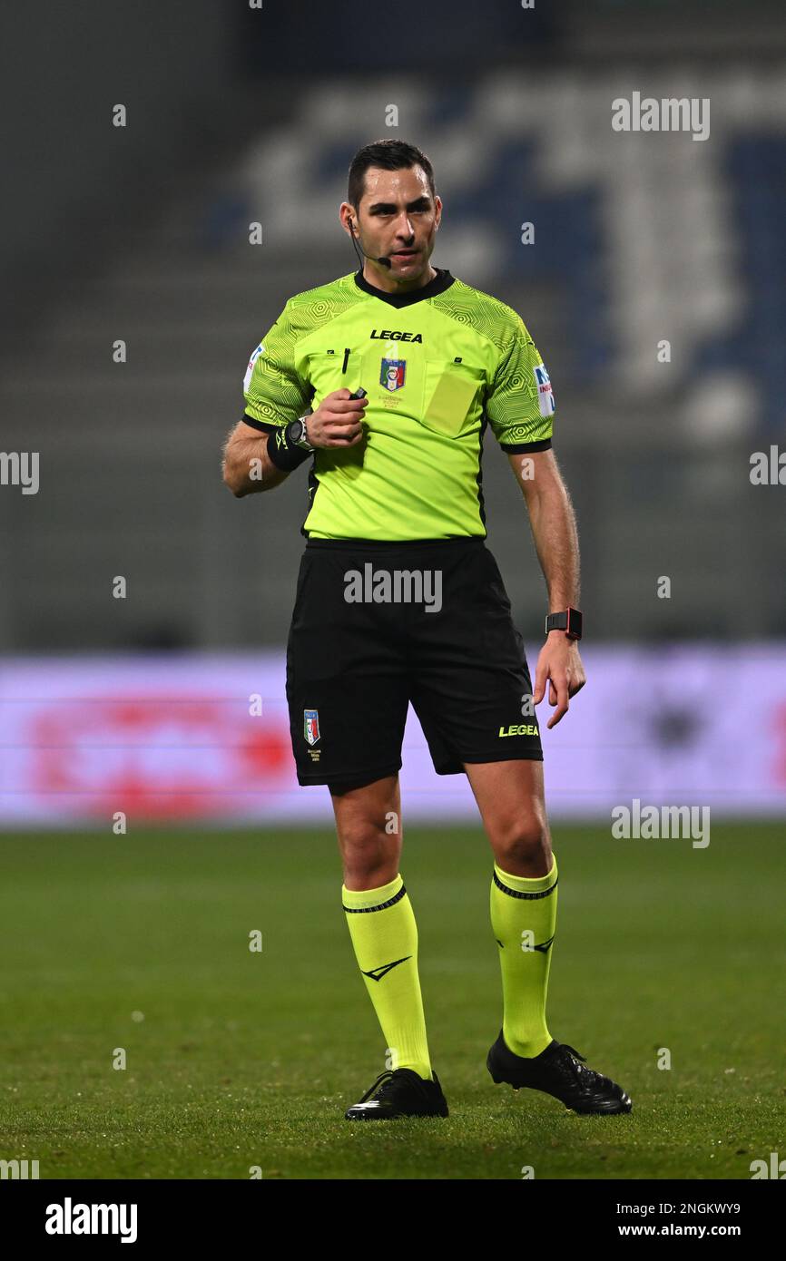 Andrea Colombo (Referee) durante la 'Serie A' italiana tra Sassuolo 0-2 Napoli allo Stadio Mapei il 17 febbraio 2023 a Reggio Emilia. Credit: Maurizio Borsari/AFLO/Alamy Live News Foto Stock