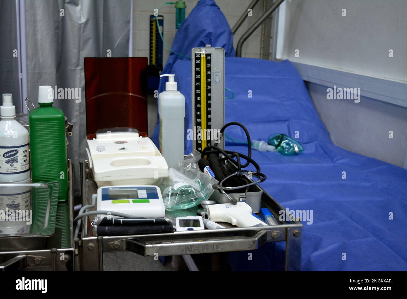 Cairo, Egitto, febbraio 11 2023: Un centro medico, clinica, un posto per il primo soccorso in emergenza con attrezzature mediche essenziali per i segni vitali, termom Foto Stock