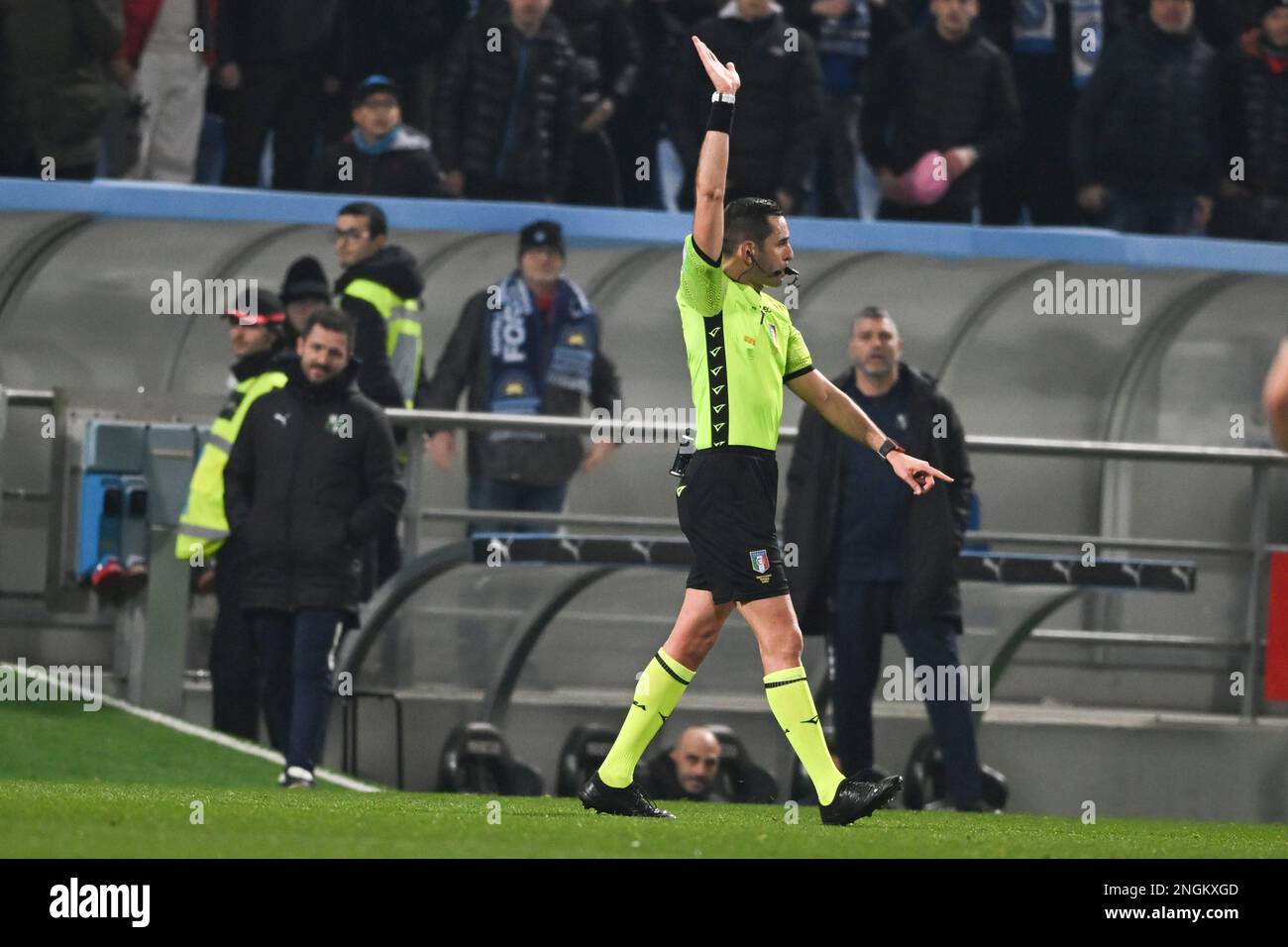 Andrea Colombo (Referee) durante la 'Serie A' italiana tra Sassuolo 0-2 Napoli allo Stadio Mapei il 17 febbraio 2023 a Reggio Emilia. Credit: Maurizio Borsari/AFLO/Alamy Live News Foto Stock