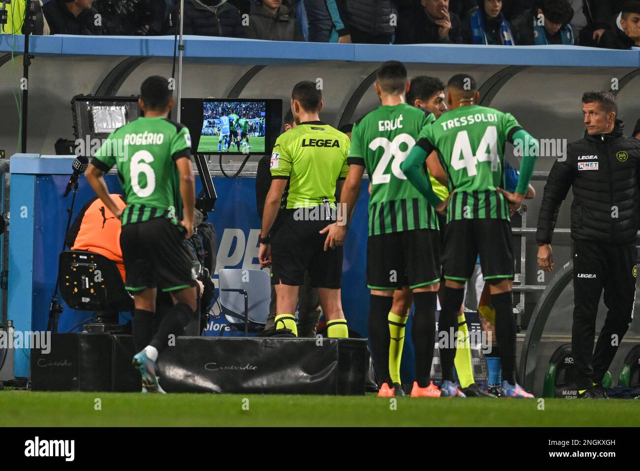 Andrea Colombo (Referee) durante la 'Serie A' italiana tra Sassuolo 0-2 Napoli allo Stadio Mapei il 17 febbraio 2023 a Reggio Emilia. Credit: Maurizio Borsari/AFLO/Alamy Live News Foto Stock