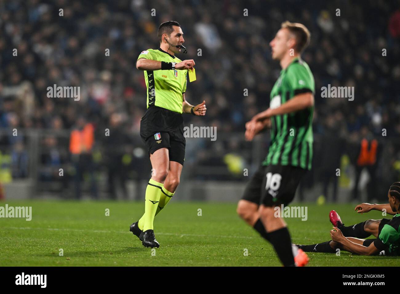 Andrea Colombo (Referee) durante la 'Serie A' italiana tra Sassuolo 0-2 Napoli allo Stadio Mapei il 17 febbraio 2023 a Reggio Emilia. Credit: Maurizio Borsari/AFLO/Alamy Live News Foto Stock