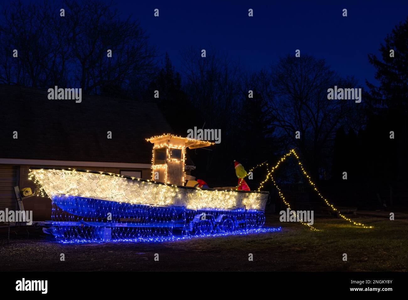 Decorazioni natalizie del Grinch in una barca da pesca di notte, Leipsic, Delaware Foto Stock