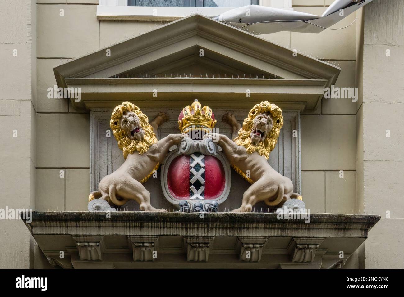 Stemma di Amsterdam: Scudo rosso e nero pallido con tre croci di Sant'Andrea d'argento, la Corona Imperiale d'Austria e due leoni, Amsterdam Foto Stock