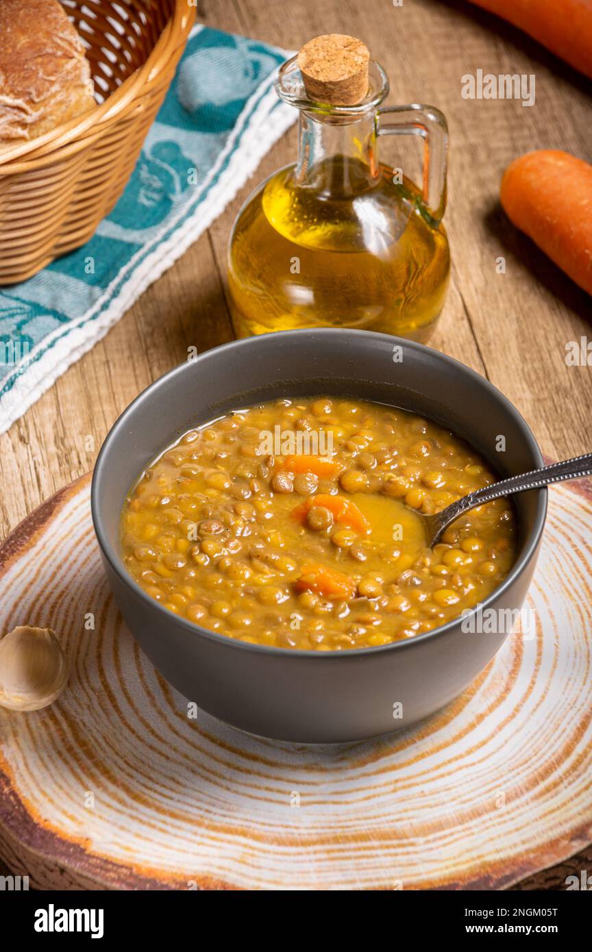 Prepara una tradizionale zuppa vegetariana greca a base di lenticchie brune Foto Stock