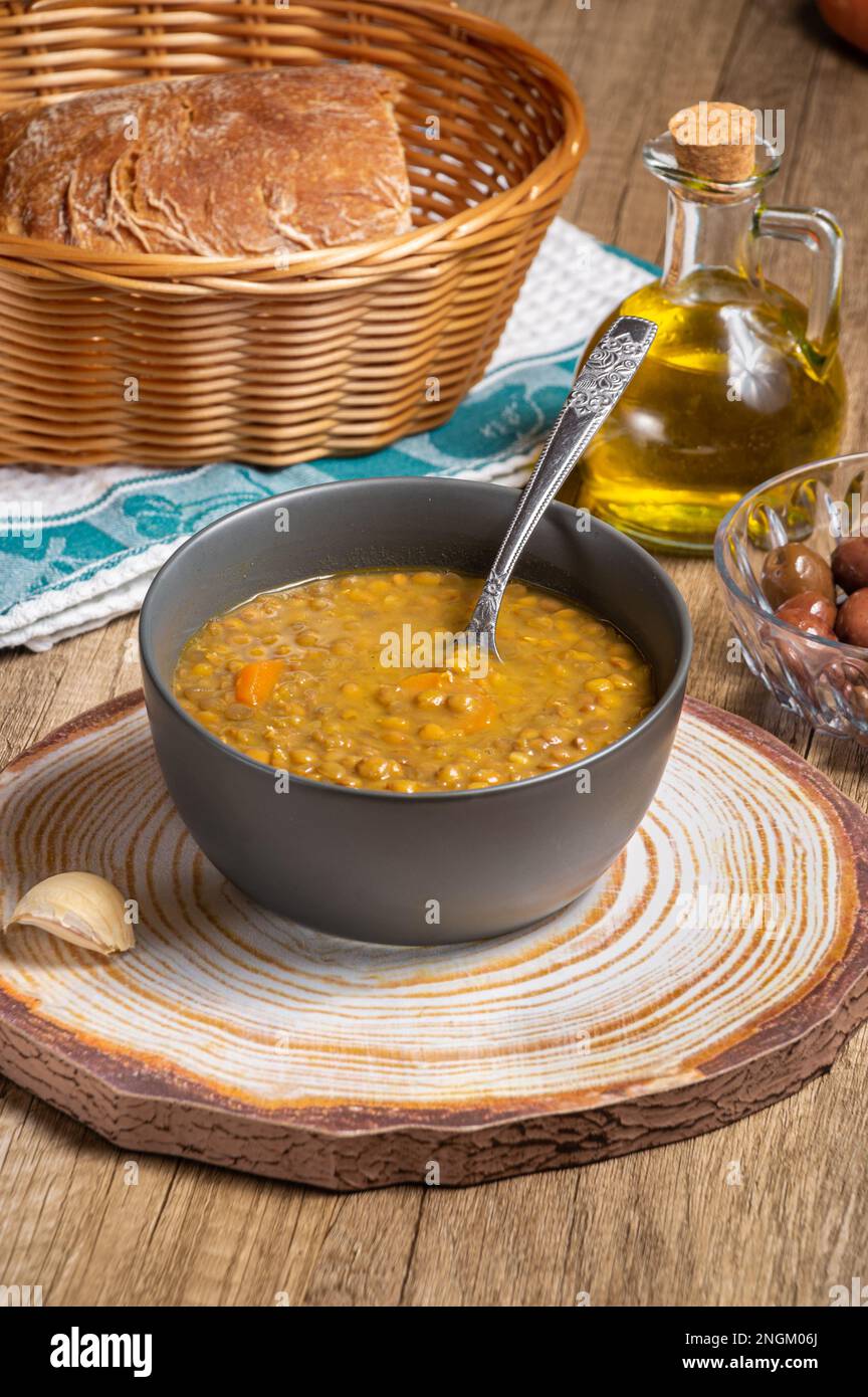 Prepara una tradizionale zuppa vegetariana greca a base di lenticchie brune Foto Stock