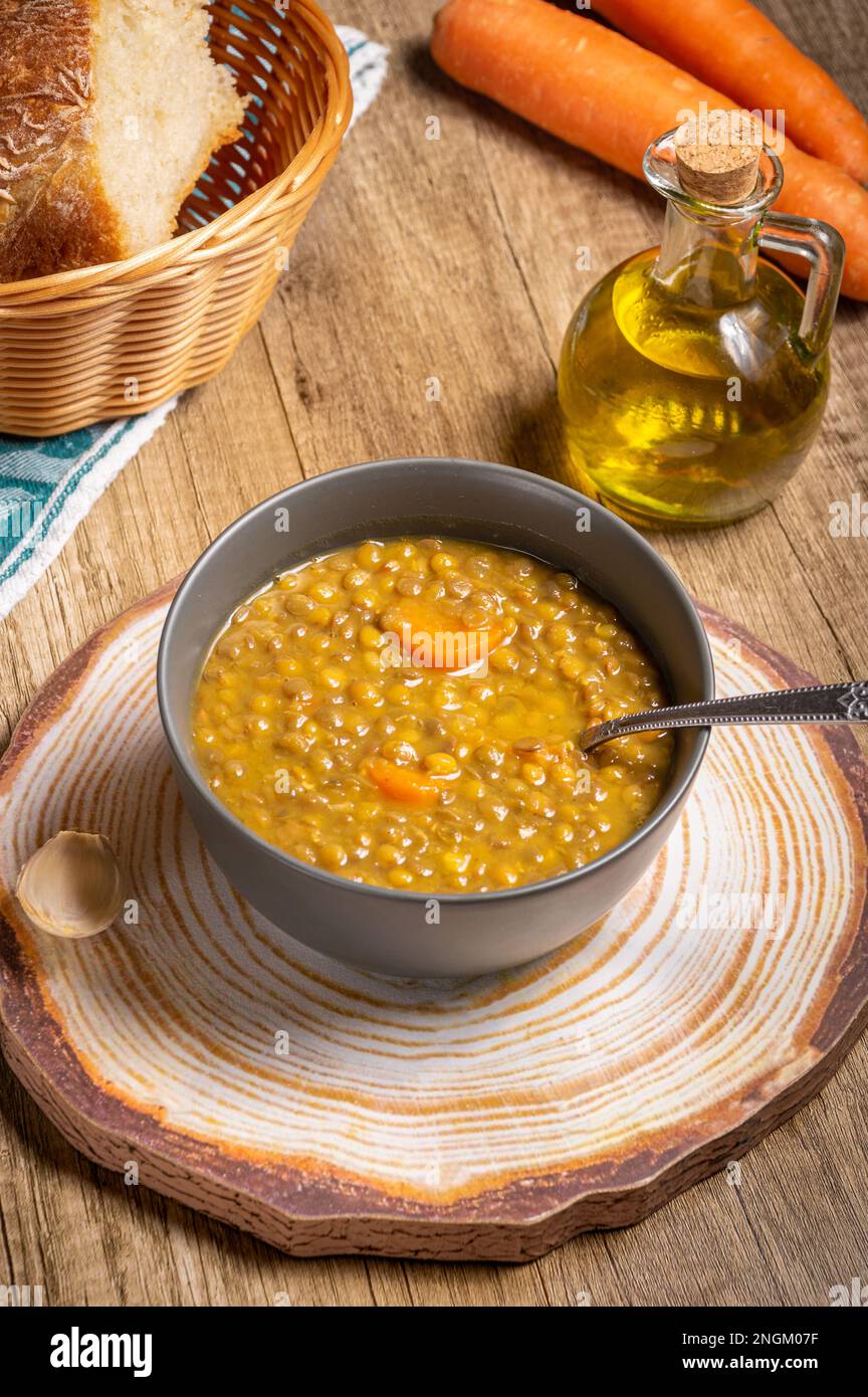 Prepara una tradizionale zuppa vegetariana greca a base di lenticchie brune Foto Stock