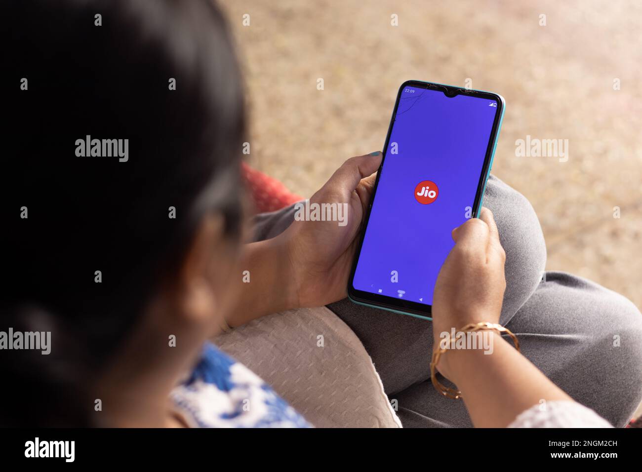 Birbhum, Bengala Occidentale, India - Dicembre 27th 2022: Una donna indiana con smartphone che utilizza l'applicazione Reliance Jio a casa Foto Stock