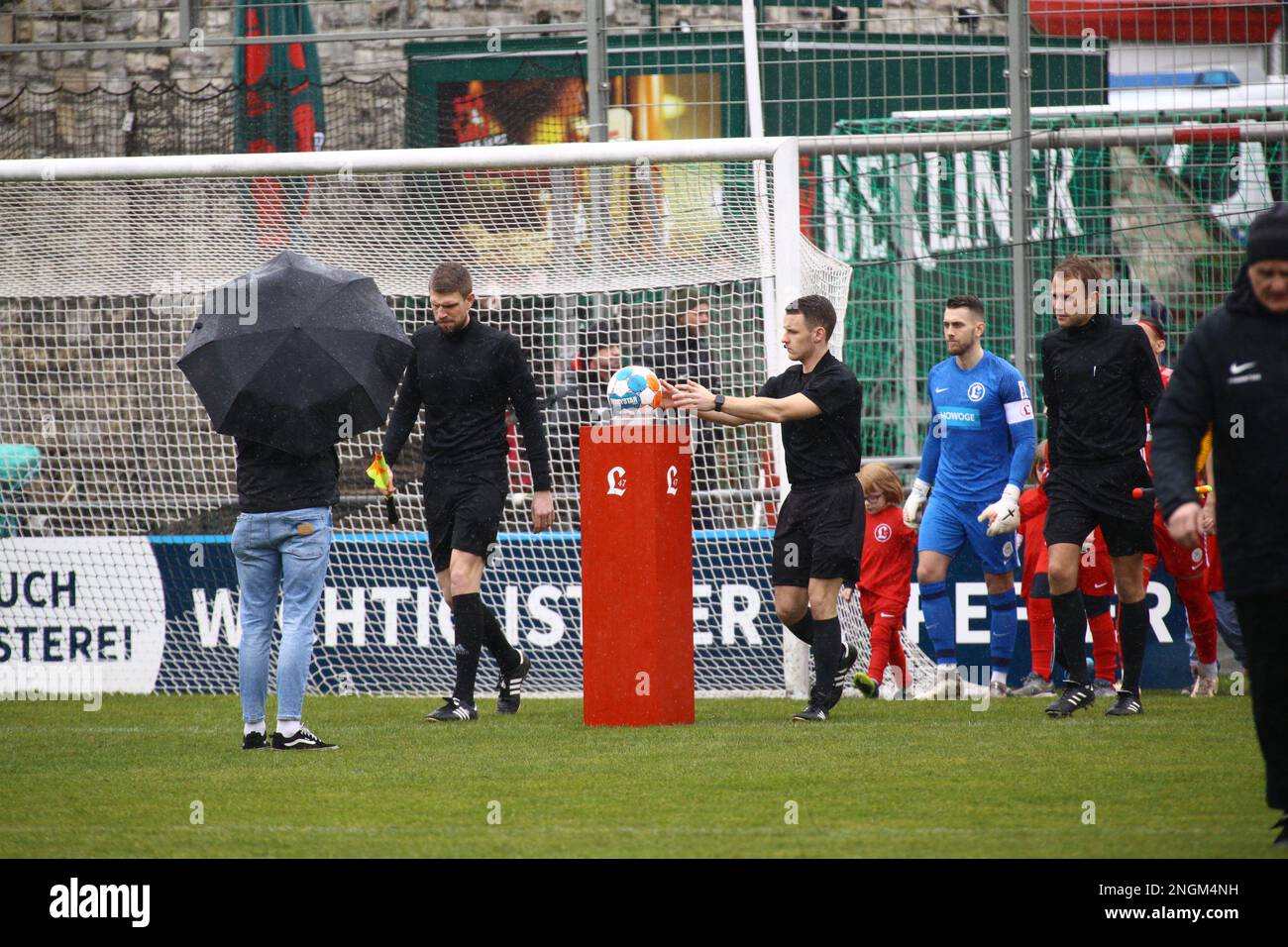 Arbitro durante la partita tra SV Lichtemberg 47 Vs. BSG Chemie Leipzig, sul round 21 della Lega Regionale Nord-Est, Berlino, Germania, 18 febbraio, 2023. Iñaki Esnaola / Alamy Live News Foto Stock