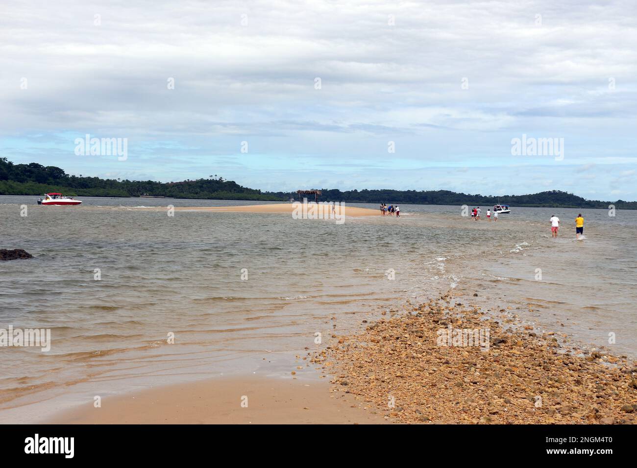 Qui i turisti seguono un percorso in riva al mare, sulla strada per un bar di sabbia. Ilha da Pedra Furada - nel comune di Camamu è esuberante, una bellezza unica. Foto Stock