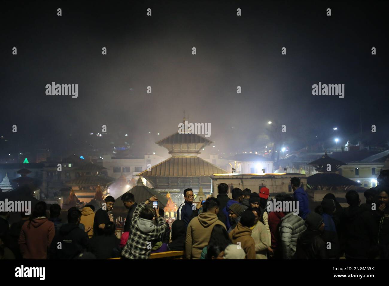 Kathmandu, Nepal. 17th Feb, 2023. Il 17 febbraio 2023 a Kathmandu, Nepal. I devoti indù si riuniscono intorno ai locali del Tempio di Pashupatinath, patrimonio dell'umanità dell'UNESCO, che segna la vigilia del festival 'Maha Shivaratri'.cento e migliaia di devoti della nazione e dei paesi vicini visitano i locali del tempio di Pashupatinath che segna il festival annuale dedicato a lord shiva. (Foto di Abhishek Maharjan/Sipa USA) Credit: Sipa USA/Alamy Live News Foto Stock