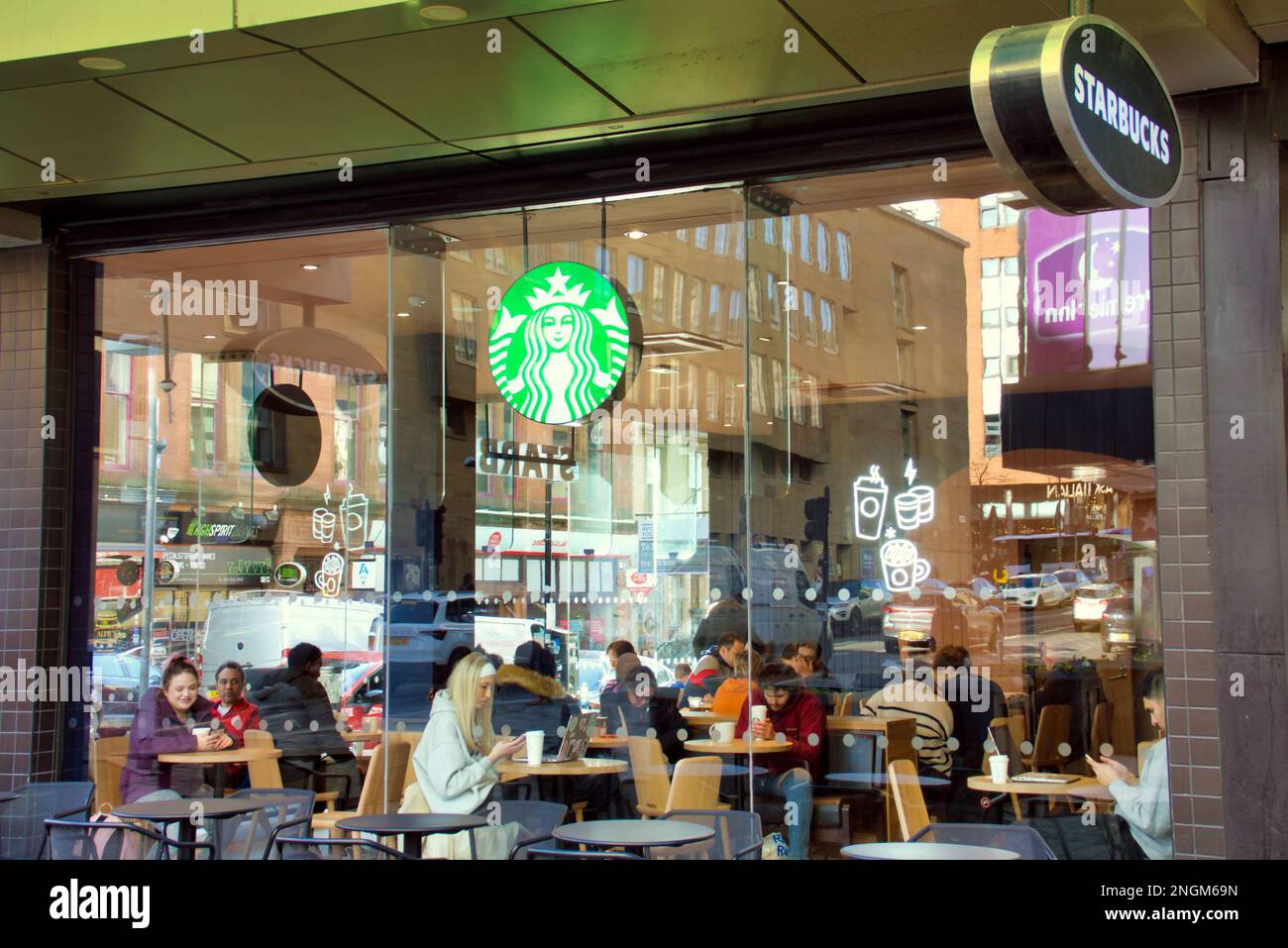 Starbucks sauchiehall Street window Glasgow, Scozia, Regno Unito Foto Stock