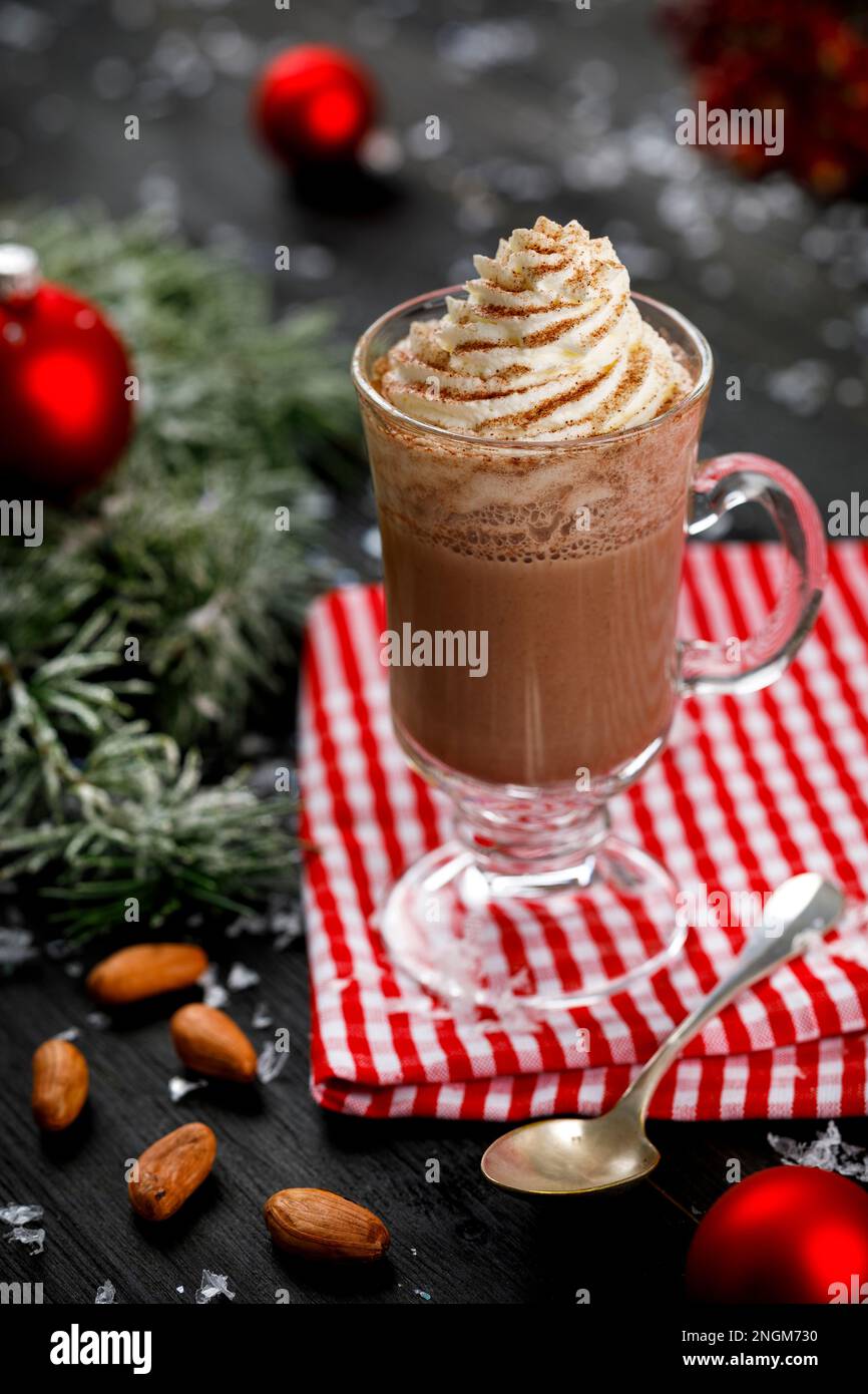 Hot cioccolato melange con decorazione natalizia e hristmas baubles Foto Stock