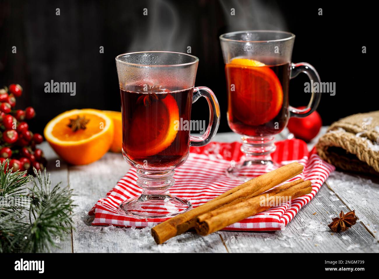 vin brulé con arancia e cannella Foto Stock