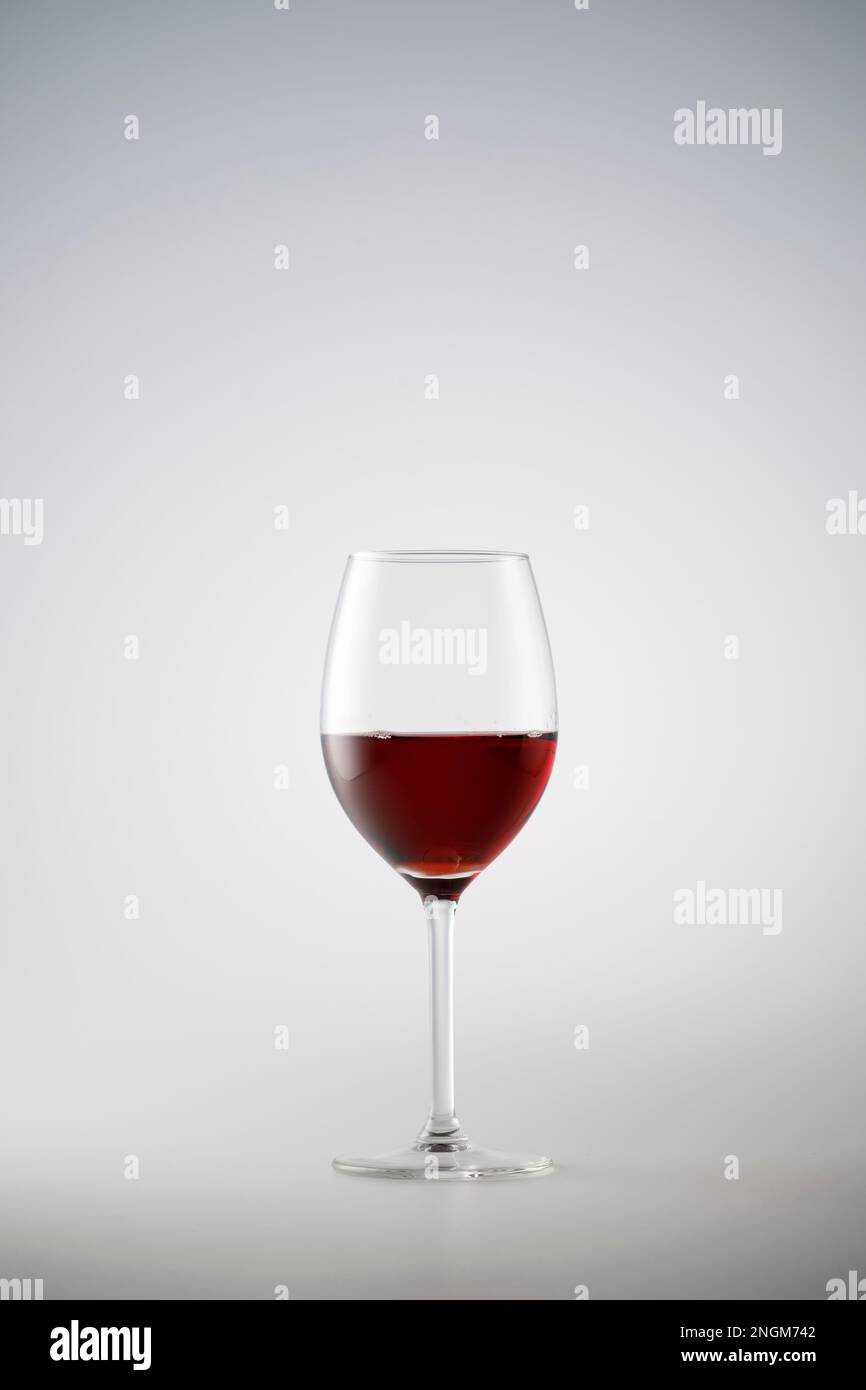 Vino rosso in un bicchiere da vino Foto Stock