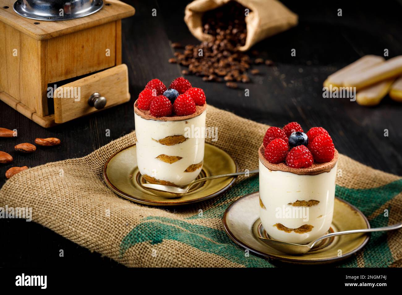 Tiramisù in vetro con bacche in cima Foto Stock
