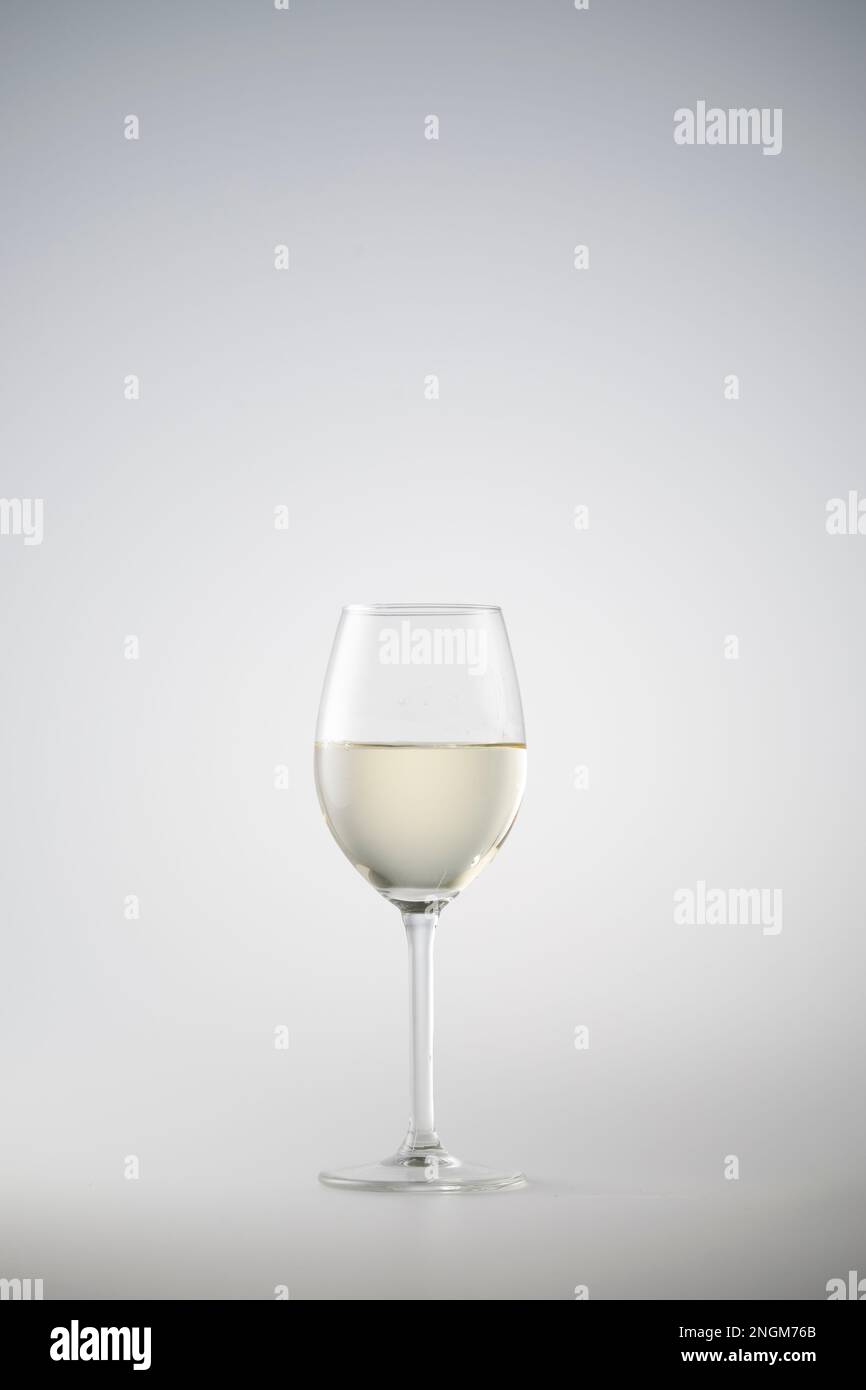 Vino bianco in un bicchiere da vino Foto Stock