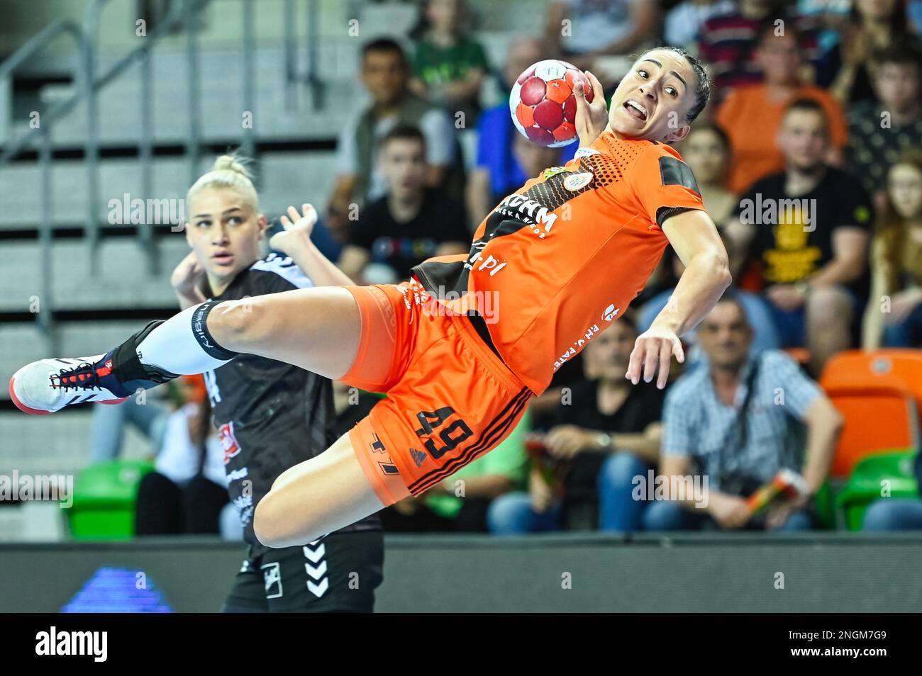 LUBIN, POLONIA - 7 MAGGIO 2022: Pallamano PGNiG Superleague Women match MKS Zaglebie Lubin - MKS FunFloor Perla Lublin. In azione Patricia Machado-Matiel Foto Stock