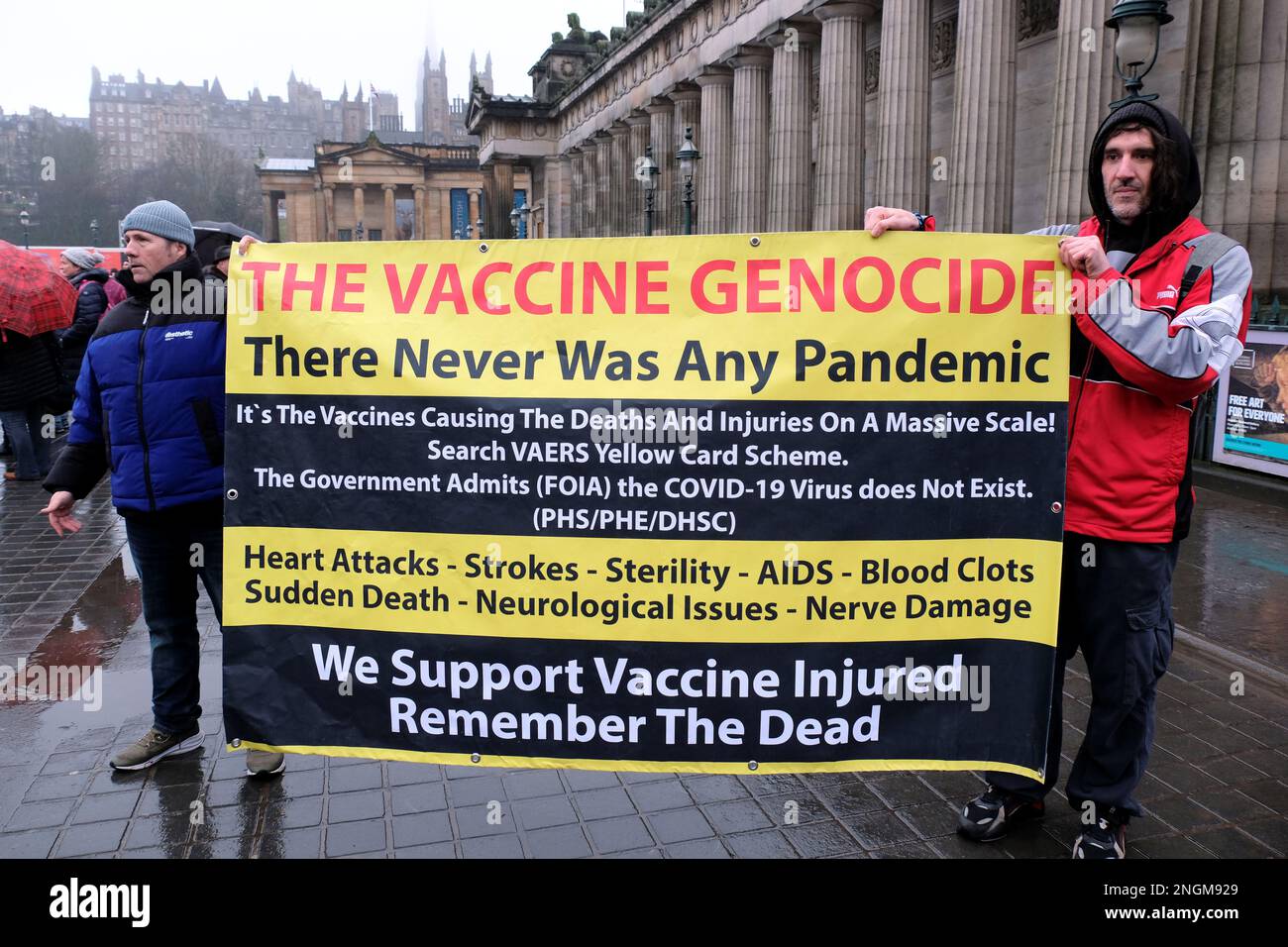 Edimburgo, Scozia, Regno Unito. 18th febbraio 2023. World Rally for Freedom at the Mound, un movimento fondato nel 2021 in risposta alle massicce violazioni coordinate sui diritti umani che si sono verificate durante la pandemia di Coronavirus. Ora un evento annuale che comprende 150 città e 40 paesi. Credit: Craig Brown/Alamy Live News Foto Stock