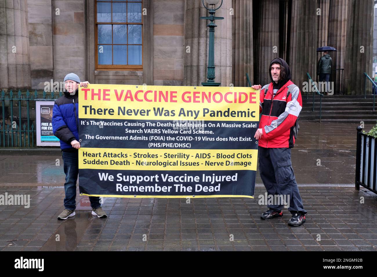 Edimburgo, Scozia, Regno Unito. 18th febbraio 2023. World Rally for Freedom at the Mound, un movimento fondato nel 2021 in risposta alle massicce violazioni coordinate sui diritti umani che si sono verificate durante la pandemia di Coronavirus. Ora un evento annuale che comprende 150 città e 40 paesi. Credit: Craig Brown/Alamy Live News Foto Stock