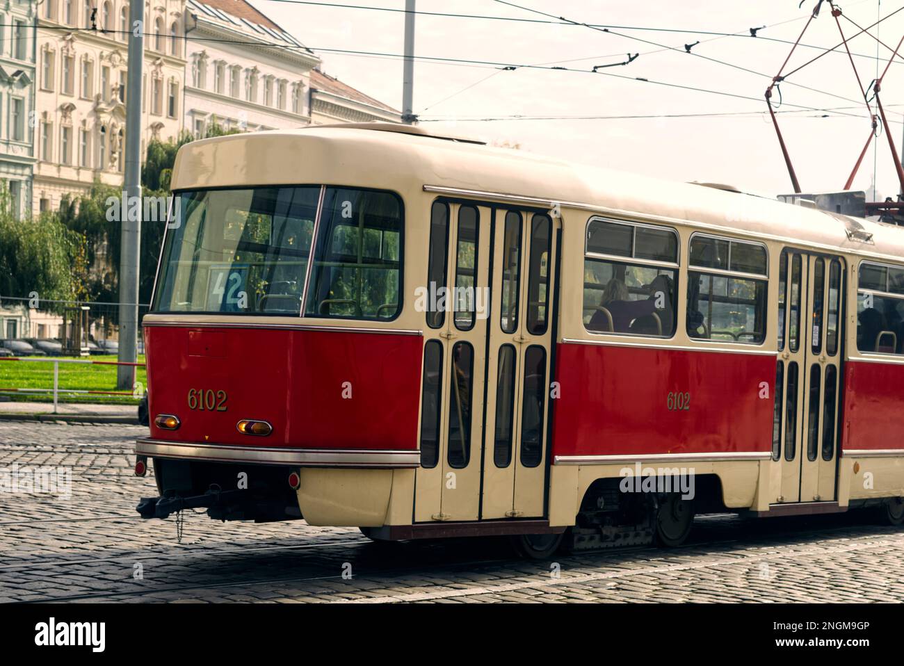 Vecchio tram nella città di praga Foto Stock