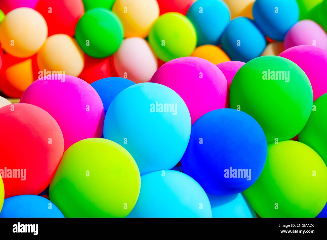 Molti palloncini gioiosi in vari colori audaci per celebrazioni speciali Foto Stock