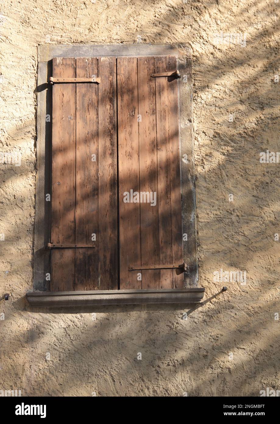 Finestra italiana in una vecchia casa in pietra Foto Stock