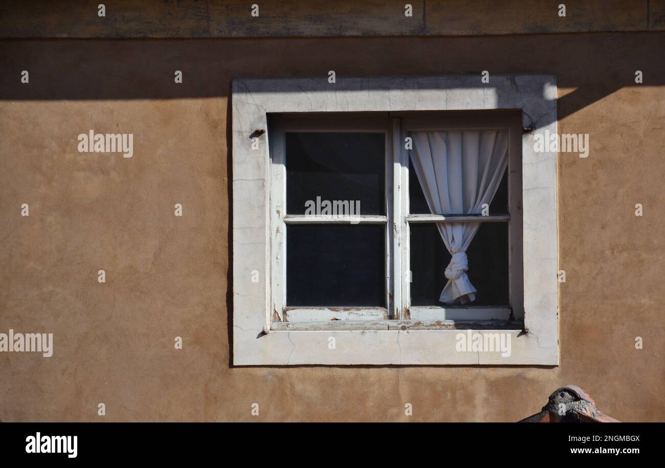 Finestra italiana in una vecchia casa in pietra Foto Stock