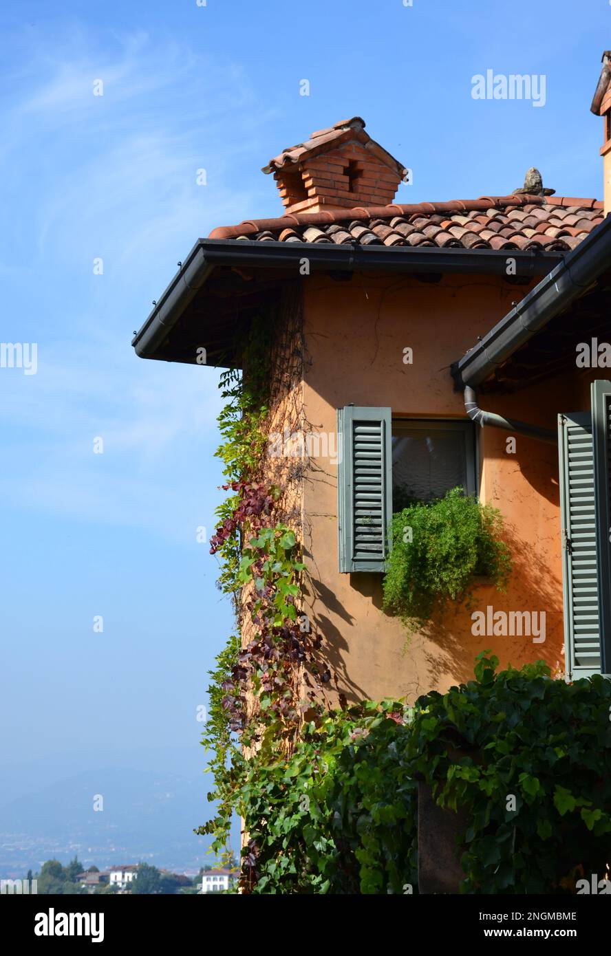 Splendida vista sul tetto e sulla finestra di una casa italiana. Bergamo, Italia Foto Stock