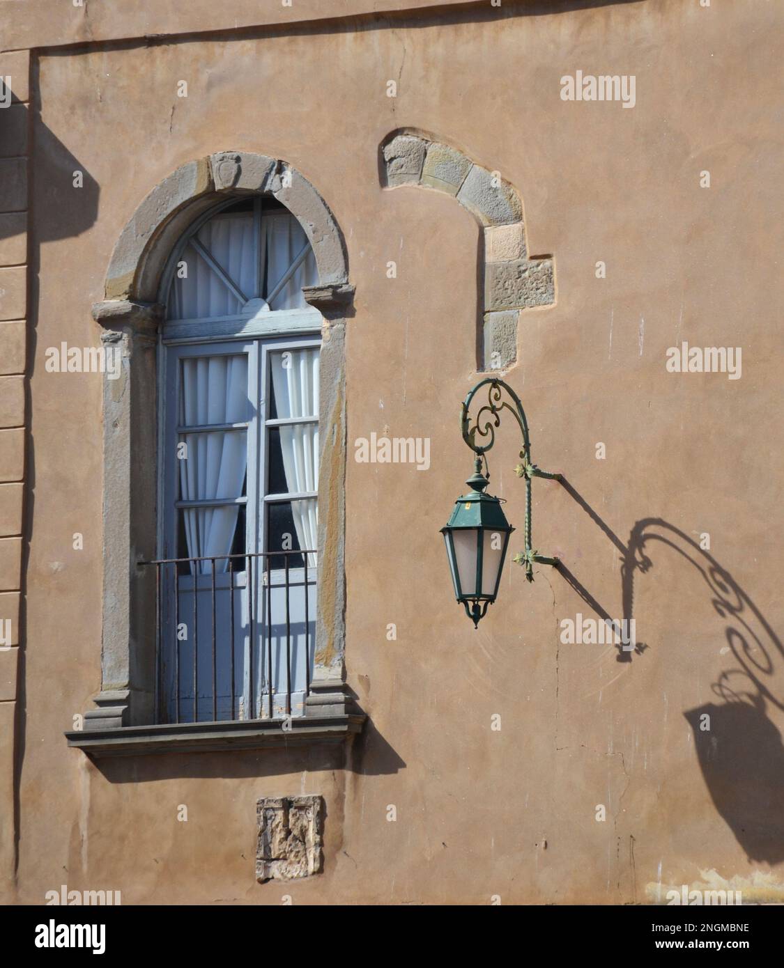 Finestra italiana in una vecchia casa in pietra Foto Stock